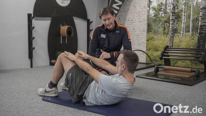 Crunches: Die Schultern leicht anheben, aus dem Bauch heraus hochziehen. &quot;Noch drei Wiederholungen&quot;, motiviert Trainer Wolfgang Völkl. Bild: Lukas Meister