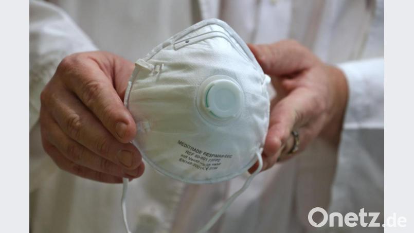 Vor allem FFP-Masken und Gummihandschuhe werden in der Coronakrise benötigt: Deshalb bittet Landrat Richard Reisinger nun um Spenden aus der Wirtschaft und der Bevölkerung. Bild: Karl-Josef Hildenbrand/dpa