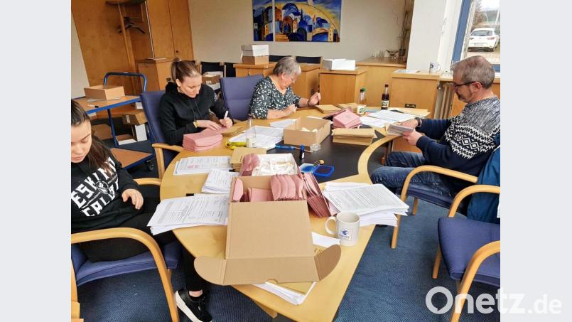 Eva Vogel, Laura Schindler, Heidi Lauterbach und Christian Veigl (von links) halfen mit, dass die Briefwahlunterlagen frühzeitig den Speichersdorfer Bürgern zugestellt werden konnten. Bild: hai