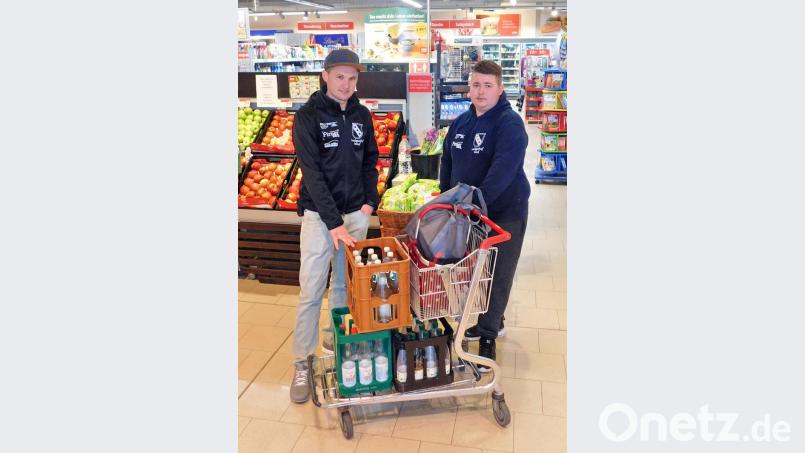 Gefragt sind Patrick Pfau und Patrick Sendelweck (von links) vor allem bei Getränken, frischen Backwaren und Obst und Gemüse. Bild: hai