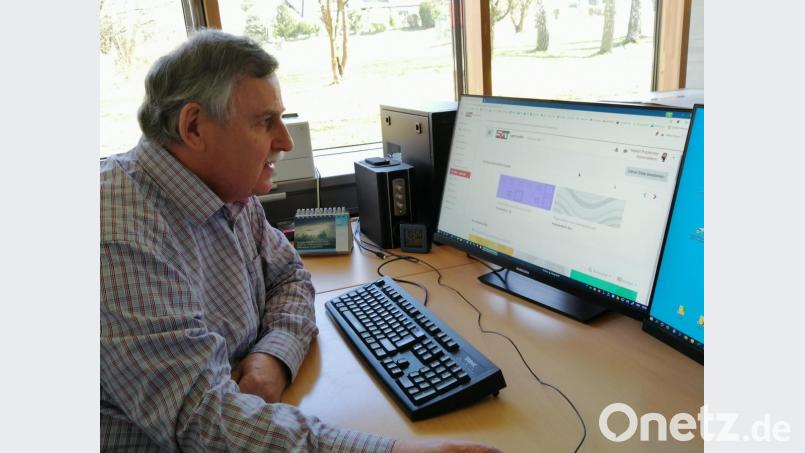 Online-Unterricht am Stiftland-Gymnasium: Schulleiter Albert Bauer zeigt die schuleigene Lernplattform „stgmoodle“, über die sich Schüler und Lehrer austauschen. Bild: Stiftland-Gymnasium/exb