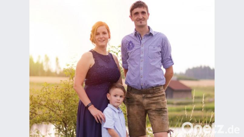 Andrea Götz und ihr Verlobter Sebastian Landgraf wollten am Sonntag, 22. März, standesamtlich heiraten. Doch die Hochzeit musste wegen der Coronakrise abgesagt werden. Darüber ist auch Sohn Leon (5) enttäuscht. Bild: Götz/exb