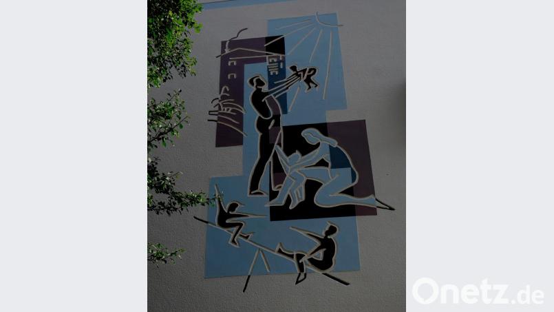 Wohnen für Jung und Alt, Geborgenheit, Familie und Freizeitgestaltung drückt das seit über 55 Jahren bestehende Logo der heute 100-jährigen Baugenossenschaft „Eigenheim eG" Floß am Anwesen Hausnummer 5 am Puppberg aus. Bild: le