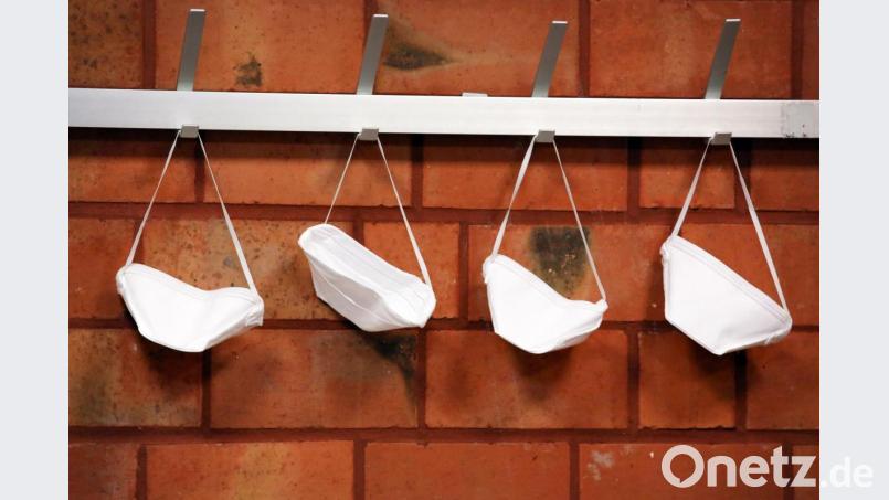 Zeichen der Solidarität: Eine Frau spendete der Polizei in Vilseck nicht benötigte Schutzmasken, Gummihandschuhe und Desinfektionsmittel. Symbolbild: Rene Traut/dpa