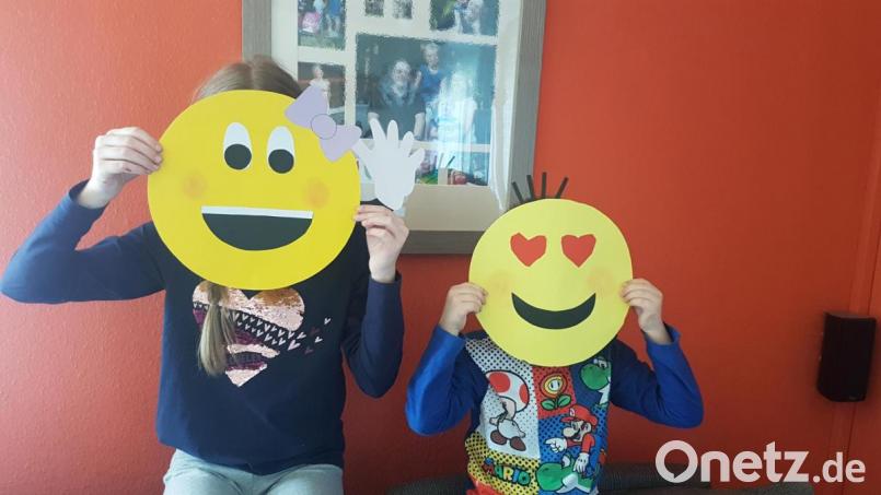 Einige Kinder haben nach einer „Kinderhauspost“-Nachricht Smileys gebastelt und Fotos davon an das Kinderhaus-Team geschickt. Bild: exb