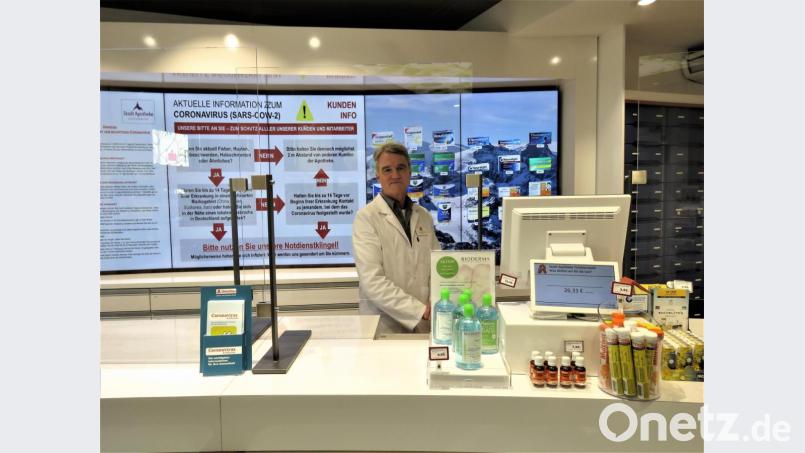 Christian Züllich hinter Glas: Der Sprecher der Landkreisapotheken hat als Sofortmaßnahme zur Sicherheit seiner Kunden und Mitarbeiter eine Schutzscheibe an der Theke installieren lassen. Bild: ubb