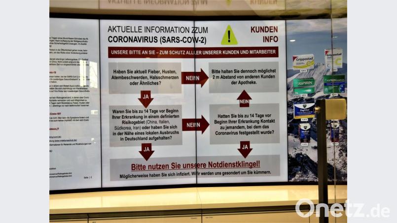 Ein Thema, das allen auf den Nägeln brennt: Was ist, wenn ich erkältet bin und ein Medikament aus der Apotheke brauche? Christian Züllich hat auch dafür eine Lösung: Über eine große Informationstafel hinter der Ladentheke klärt die Stadtapotheke ihre Kunden darüber auf, wie man sich richtig verhält, um gut versorgt zu werden. Bild: ubb
