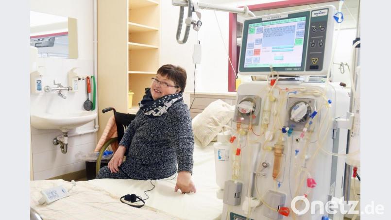 Das Leben als Dialysepatientin ist nicht einfach. Aber es kann mehr als 40 Jahre dauern. Das zeigt Martina Höfer, die trotz aller Widrigkeiten ob der schönen Dinge im Leben immer wieder lächeln kann. Gleich beginnt ihre Dialysebehandlung im Nierenzentrum Weiden. Drei Mal wöchentlich ist sie dort Gast. Bild: Gabi Schönberger