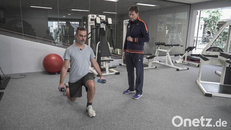 Der Ausfallschritt: &quot;Rücken gerade&quot;, sagt Trainer Wolfgang Völkl (rechts) und schaut genau hin. Bild: Lukas Meister