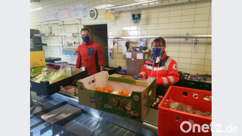 Daniel Hösl und Tamara Mayerhofer packen in der Mitterteicher Tafel an und stellen Pakete zusammen, die zu den Beziehern geliefert werden. Bild: exb