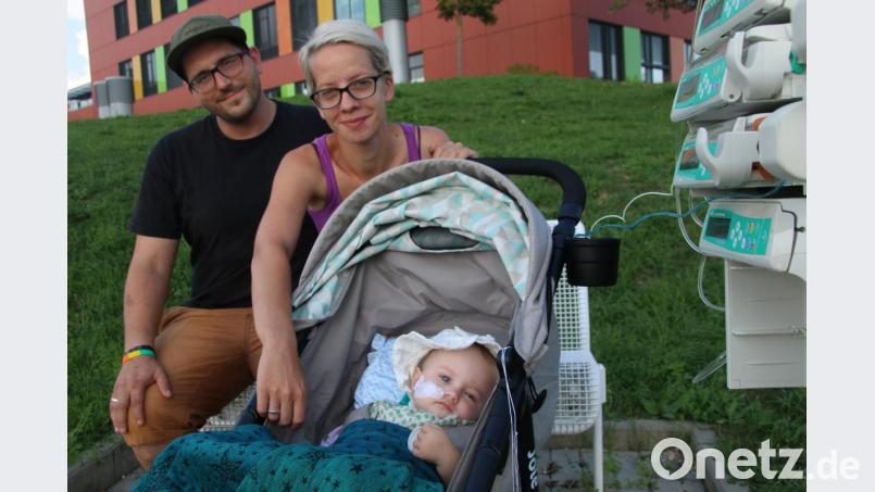 Zwischen Hoffen und Bangen: Baby Louisa mit den Eltern im August 2019 vor dem Uniklinikum Regensburg. Bild: jrh