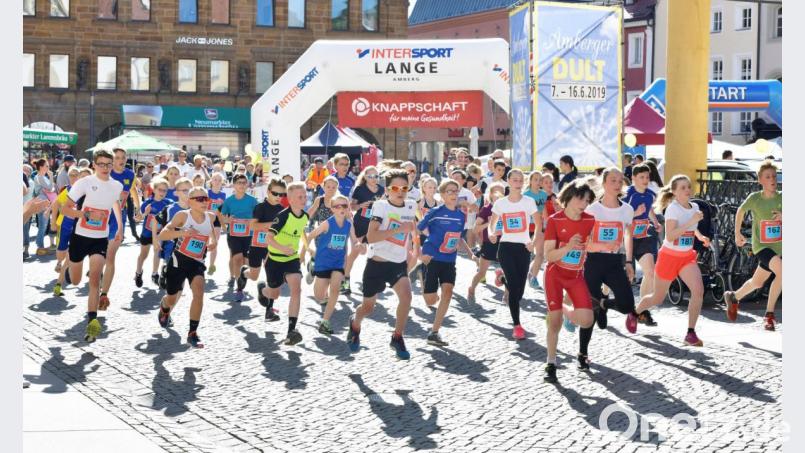 Solche Bilder vom Amberger Marktplatz wird es in diesem Sommer nicht geben. Die Running Night ist eines von drei Rennen der Landkreiscup-Serie, die abgesagt wurden. Bild: Ziegler