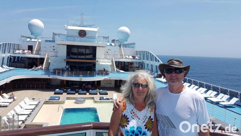 Eva und Reinhard Döllner harren an Bord der "Oceania Marina" aus. Das Kreuzfahrtschiff lag am Mittwoch im Pazifik vor dem Panamakanal und wartete auf Durchfahrt. Bild: Eva Döllner/exb