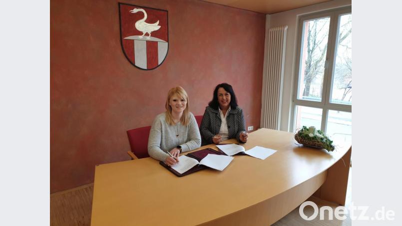 Bei der Vertragsunterzeichnung (von links): die künftige Leiterin Katharina Reiff (links) und Bürgermeisterin Alexandra Sitter (rechts). Bild: exb