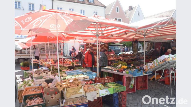 Das Markttreiben zwischen Altem Rathaus und Unterem Tor ist für die einen zurzeit ein unverantwortlicher Menschenmagnet mit großem Hallo, für die anderen ein Teil der Grundversorgung mit Lebensmitteln, für die in Coronazeiten eigene Gesetze gelten. Bild: Gabi Schönberger