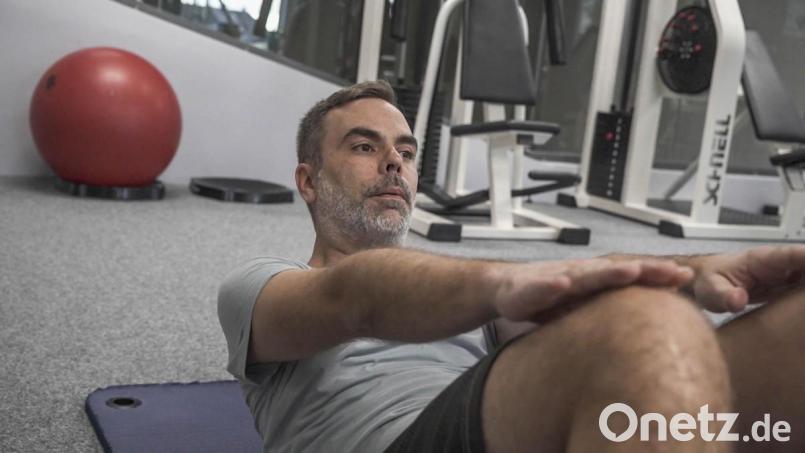 Wolfgang Fuchs holt sich im Fitnessstudio Tipps für das Training zuhause. Bild: Lukas Meister