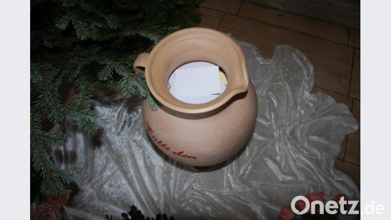 Seit einigen Jahren steht in der Marienkapelle ein Tonkrug. Darin werden die Zettel mit Anliegen der Gläubigen gesammelt. Zurzeit ist er gut gefüllt. Bild: wro