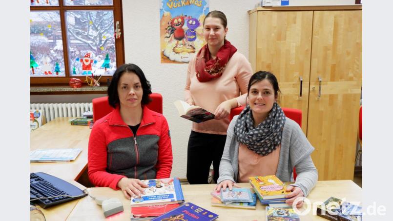 Die Mitarbeiterinnen der Gemeindebücherei Pamela Wünsche, Heike Wolf und Diana Bock (von links) bieten einen Lieferservice für Bücher an. So nah beisammen sitzen sie jedoch nicht mehr, das Bild entstand vor der Coronakrise. Bild: Frauenreuther, Margit [fmt]