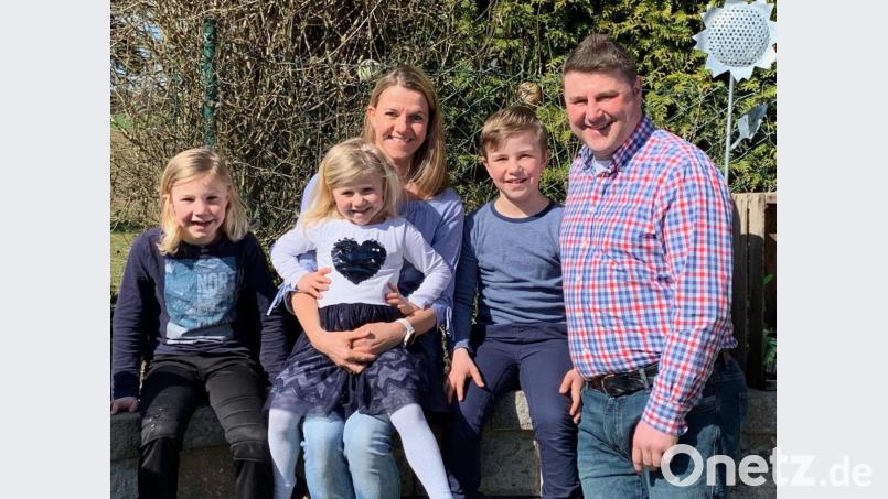 Ohne Pandemie wäre es fast unmöglich gewesen, alle Gäste von Daniel Müller (rechts) auf ein Foto zu bekommen. Der Raigeringer CSU-Stadtrat hatte zu seinem heutigen 40. Geburtstag 130 Leute eingeladen. Aus dem Fest wird wegen der gesetzlichen Vorgaben nichts. Gefeiert wird stattdessen mit der Familie (von links): Luis, Maria, Romy und Max. Bild: privat