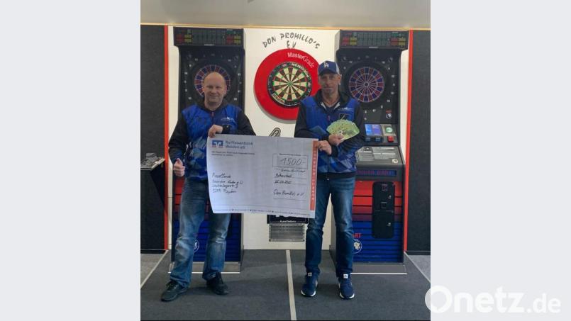 Die Verantwortlichen Michael Weiß (links) und Gerhard Lederer zeigen den symbolischen Scheck für die Rasselbande. Bild: exb