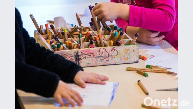 Ran an die Stifte: Beim Kreativwettbewerb dürfen die Kinder und Jugendlichen auch Bilder malen. Symbolbild: Jens Büttner/dpa