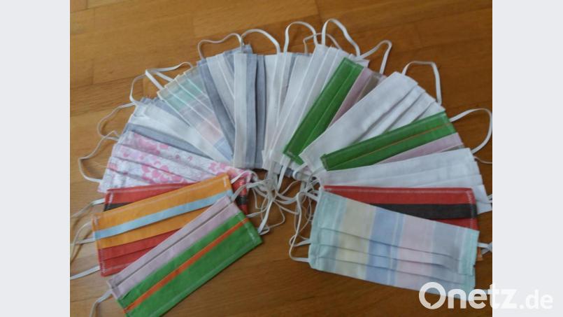 Die Vielfalt des Mundschutzes um Tröpfchenübertragung zu minimieren. Der Baumwollstoff der Gesichtsmasken kann auch bunt sein. Jede Frau näht zu Hause. Bild: gi