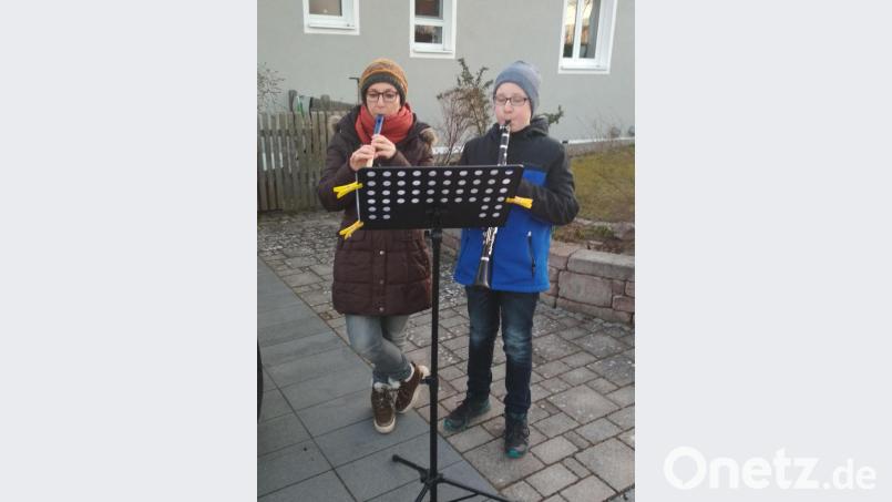 Sie intonieren am Gartenweg auch „Freude schöner Götterfunken“: Susanne Stock und Sohn Ben. Bild: bk