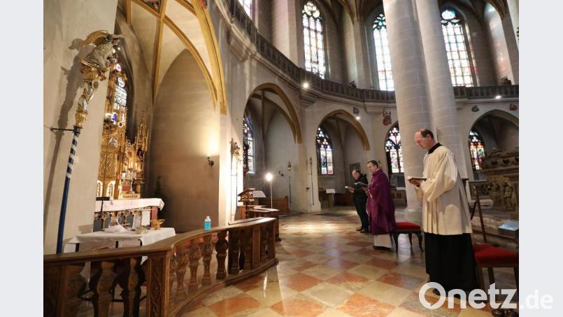 In der Basilika St. Martin in Amberg gibt es zwar noch Gottesdienste, allerdings nur nichtöffentlich. Pfarrer Thomas Helm (Mitte), Kirchenmusiker Bernhard Müllers (links) und Mesner Thomas Pesold stehen dabei alleine am Sakramentsaltar. Interessierte können trotzdem dabei sein - übers Internet. Bild: Wolfgang Steinbacher