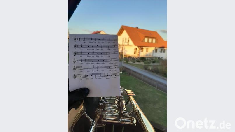 Das Liedblatt „Der Mond ist aufgegangen“ hängt an der Trompete von Carolin Gall. Bild: bk
