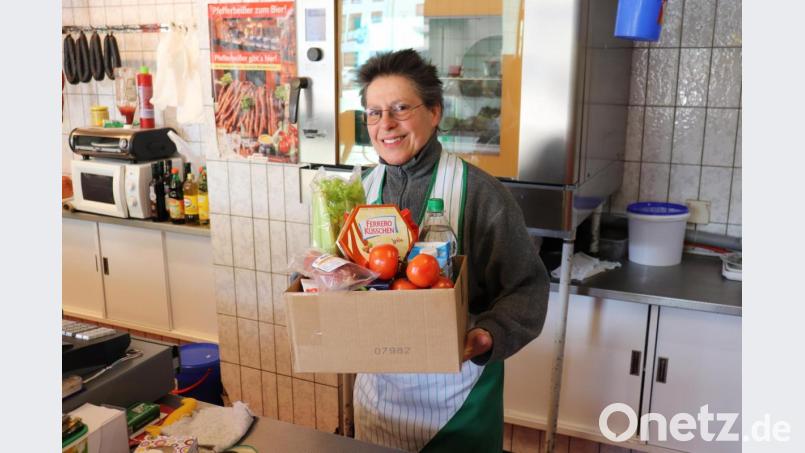 Viele helfen – wie auch Margret Schels. Das Bild zeigt sie beim Zusammenstellen eines Lebensmittelpaketes. Bild: Stadt Tirschenreuth/exb