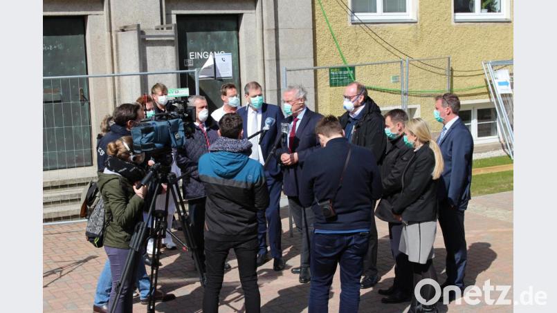 Großer Medienandrang beim Besuch von Innenminister Joachim Herrmann bei der Kliniken Nordoberpfalz AG. Bild: Michael Reindl