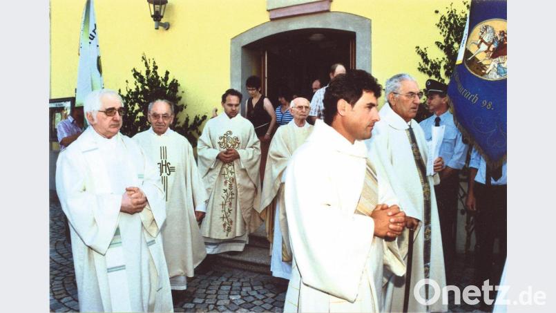 Pater Georg Raiml (links) war einer der Priesterjubilare beim Niedermuracher Pfarrfest im Jahr 2010. Archivbild: boj