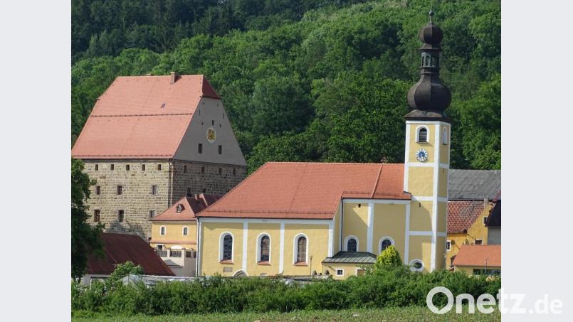 Das gräfliche Schloss und die Kirche in Wolfring spielten 2019 beim 900-jährigen Bestehen des Dorfes eine Rolle. Als Wahrzeichen könnten die historisch bedeutsamen Gebäude 2021 wieder in den Blickpunkt rücken, wenn die Gemeinde Fensterbach 50 Jahre besteht und diesen Anlass feiern will. Bild: Houschka
