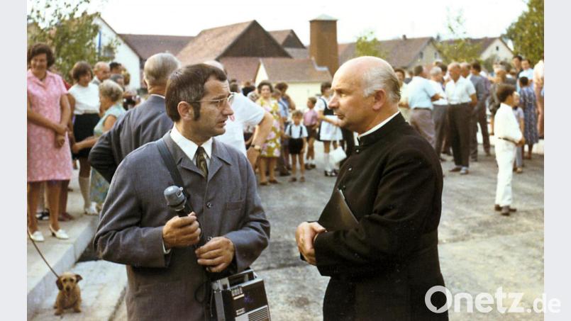 „Journalist-Azubi“ Georg Raiml (links) im Gespräch mit Pfarrer Hans Kraus beim Feuerwehrjubiläum im Jahr 1971. Archivbild: exb/FFW Niedermurach