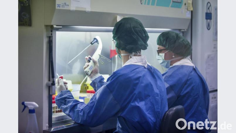 Auch medizinische Schutzkleidung ist derzeit knapp. Die Stadt Amberg ruft Unternehmen und Privatpersonen dazu auf, sie zu spenden, falls sie welche auf Lager haben. Bild: Claudio Furlan/LaPresse/AP/dpa