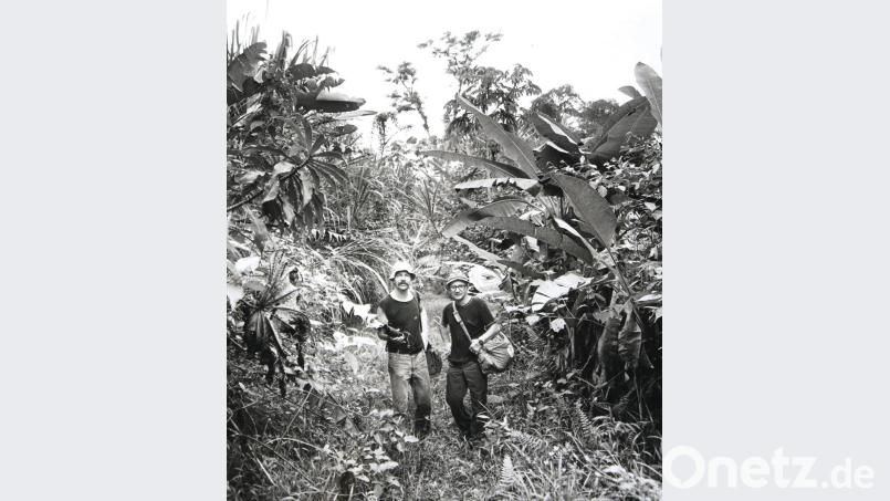 Kolumbien 1985: Pater Raiml mit Fotograf Klaus Herzog im Dschungel bei den Jarapeto-Indios. Archivbild: exb/Herzog