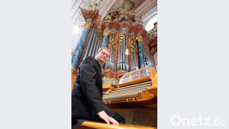 Kirchenmusiker Andreas Sagstetter an seinem Arbeitsplatz in der Basilika Waldsassen. Bild: Klaus Schoefl/exb
