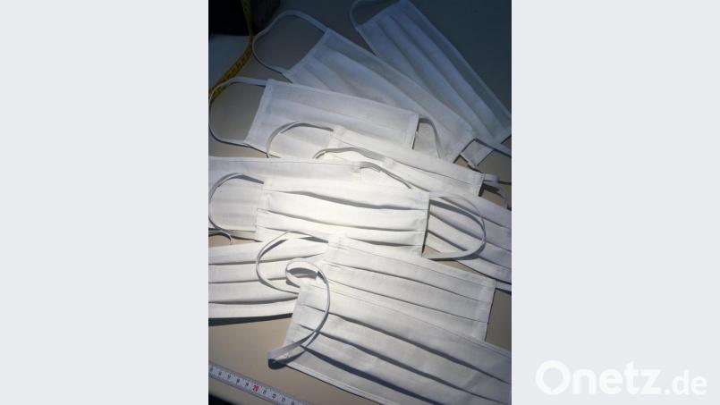 Die Vielfalt des Mundschutzes um Tröpfchenübertragung zu minimieren. Jede Frau näht Zuhause in ihrem „Stübchen“. Bild: gi