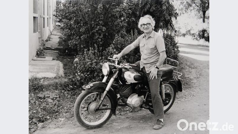 Indien 1987: Für das Motorradfahren hatte Pater Georg Raiml eine besondere Vorliebe. Wo immer er eine Maschine haben konnte, nutzte er diese. Archivbild: exb/Herzog
