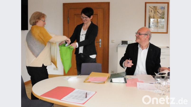 Margarete Klameth durfte unter Aufsicht von Cornelia Tuchbreiter und Wahlleiter Hans Siegert (von links) die Lose ziehen. Bild: Christine Hollederer/exb