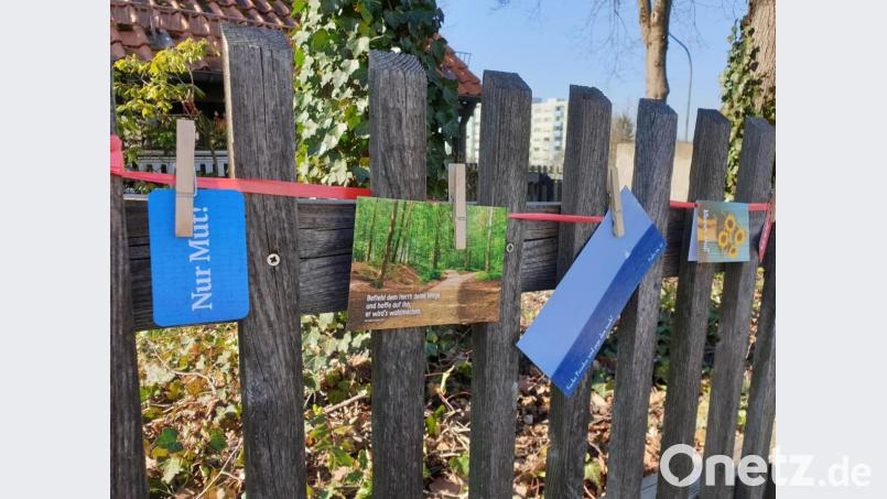 Am Wochenende hängen an verschiedenen Stellen in der Stadt Weiden mutmachende Kärtchen zu Mitnehmen – so wie hier vor dem Martin-Schalling-Haus. Bild: Susanne Götte/exb