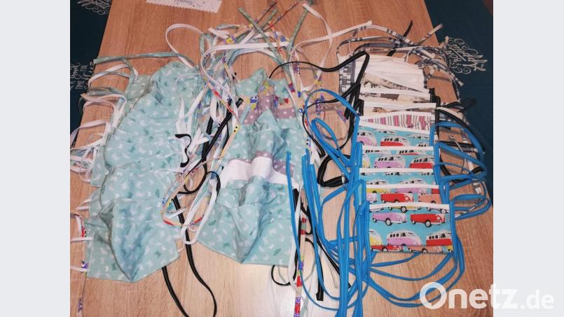 In Mitterteich, aber auch im ganzen Landkreis, entstehen Initiativen, die Mundschutzmasken produzieren. Damit helfen die freiwilligen Näher und Näherinnen Pflegern, Ärzte und auch Risikopatienten. Bild: Doris Scharnagl-Lindinger/exb