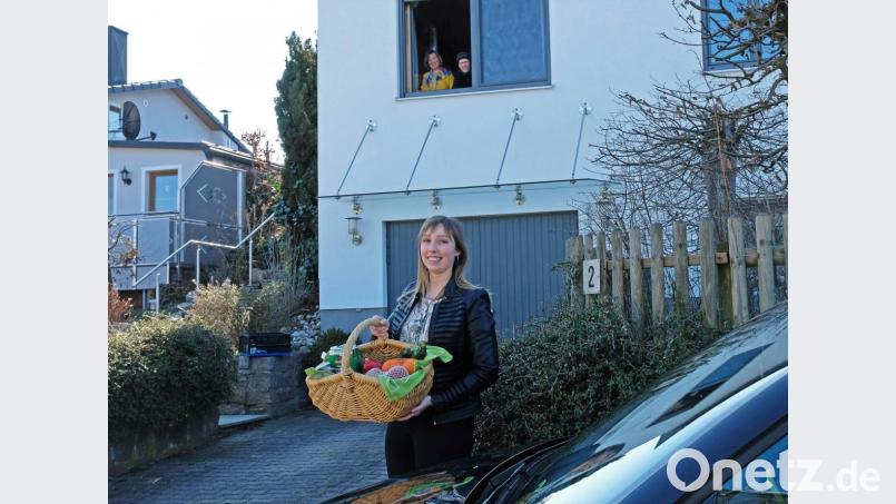 Sabine Forster von der KLJB Saltendorf hat für das Ehepaar Klein eingekauft. Sie stellt den Einkaufskorb auf die Steinmauer (links) und nimmt von dort das abgezählte Geld für die Waren mit. Bild: twi