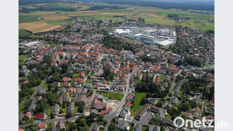 Mitterteich - hier eine Luftaufnahme aus ruhigeren Tagen - steht in der Coronakrise ganz besonders im Fokus. Luftbild: Michael Ascherl