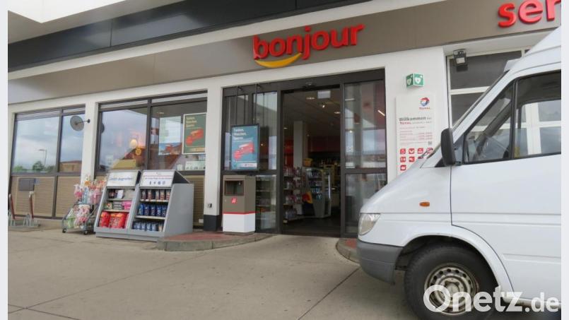 Ein maskierter und bewaffneter Mann überfällt im vergangenen August eine Tankstelle an der Amberger Straße in Neuburg vorm Wald und flüchtet mit Bargeld. Gut eine Stunde später wird ein 20-jähriger Neunburger unter dringendem Tatverdacht festgenommen. Archivbild: Köppl, Georg