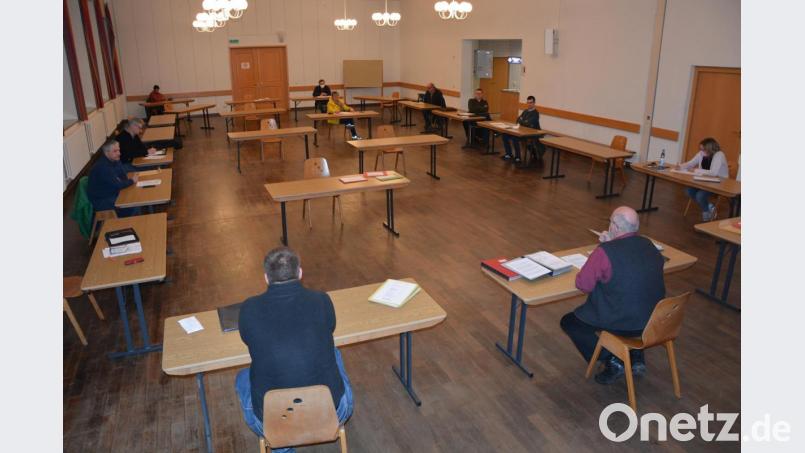 Tillensaal statt Rathaus: Zur Minimierung der Ansteckungsgefahr hatten die Teilnehmer der Marktgemeinderatssitzung in Bad Neualbenreuth an eigenen Tischen Platz nehmen können. Bild: jr