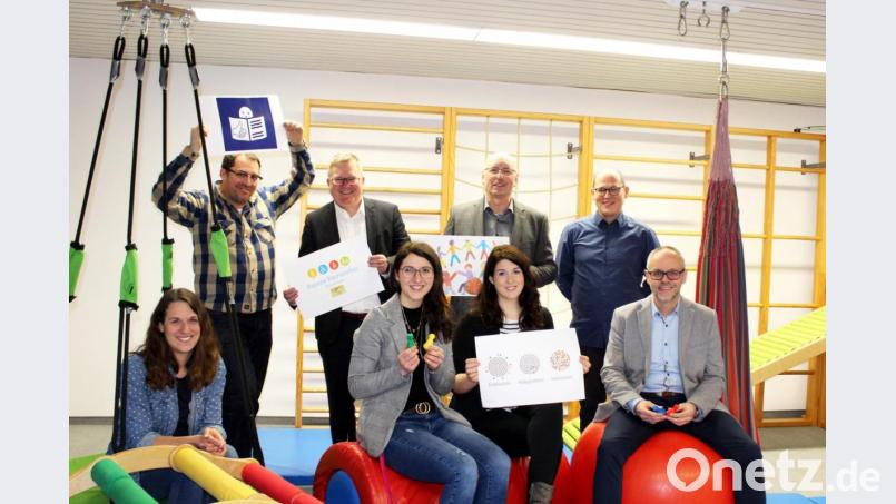 Hinten, von links: Volker Glombitza (Leitung Büro für leichte Sprache), Michael Cerny (Oberbürgermeister Stadt Amberg), Eduard Freisinger (Vorsitzender Lebenshilfe Amberg-Sulzbach) und Michael Schaffer (Leitung Heilpädagogische Tagesstätte-Schule/SV); vorne, von links: Katrin Cislaghi (Leitung Kommunale Jugendarbeit Stadt Amberg), Theresa Ehbauer (Lebenshilfe Amberg-Sulzbach), Nadine Lopez Diaz (Kommunale Jugendarbeit Stadt Amberg) und Thomas Boss (Jugendamtsleiter). Bild: Silvia Englisch