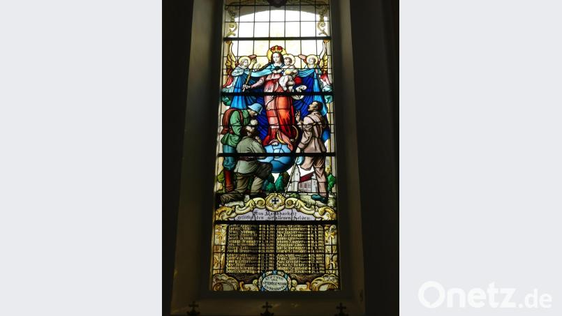 Eindrucksvoll ist das Fenster an der Südseite der Maria-Hilf-Bergkirche. Im unteren Teil stehen die Namen junger Eschenbacher, die Gefallenen und Verstorbenen Bild: rn