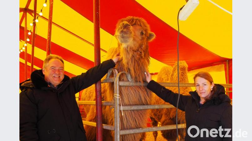 Manfred Schiller übergibt die Spende. Bild: Spielhofen/exb