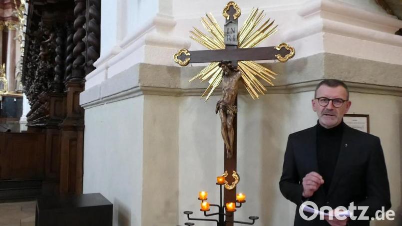 Stadtpfarrer Thomas Vogl neben dem Geschändeten Heiland in der Basilika Waldsassen. Bild: Ferdinand Sperber/exb